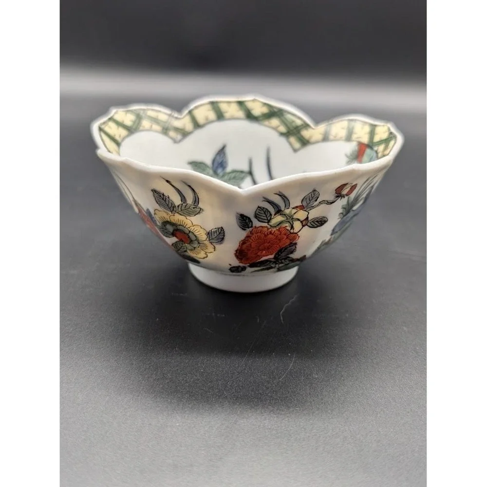 Japanese Porcelain Hand Painted‎ Lotus Rim Bowl 4.5